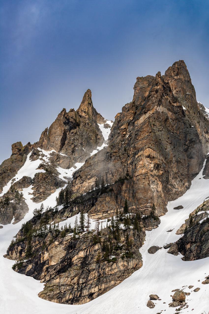 70mm, f/11, 1/500s, ISO 100 Tall mountains peaks with snows surrounding them