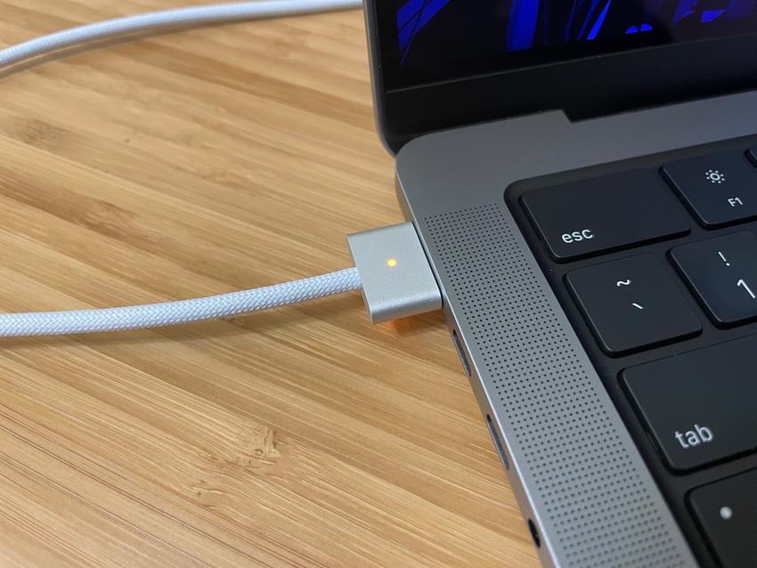 Picture of the MagSafe connector connected to the laptop